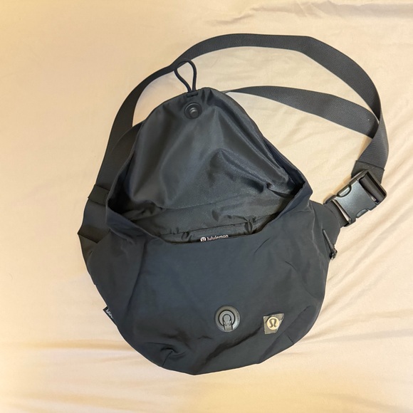 Lululemon Curved Cross Body Bag 3L - Picture 2 of 3
